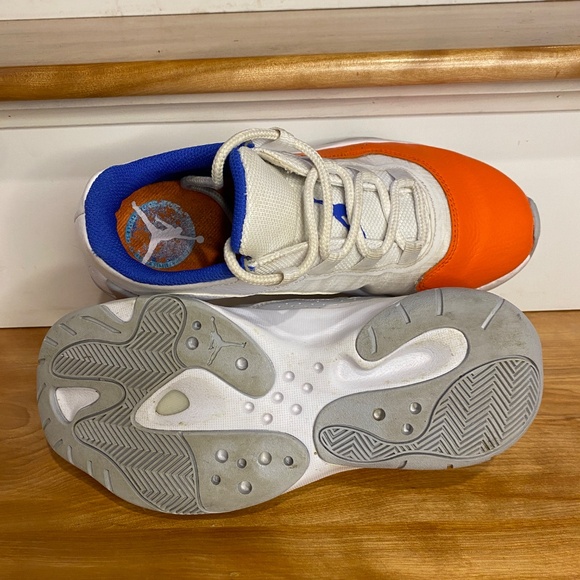 Nike Air Jordan 11 CMFT Knicks Orange YOUTH - Picture 3 of 5